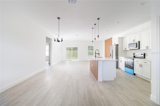 7229 N Gibralter Dr, Citrus Springs, FL 34434 - kitchen featuring appliances with stainless steel finishes, a sink, a chandelier, light wood-style flooring, and open floor plan