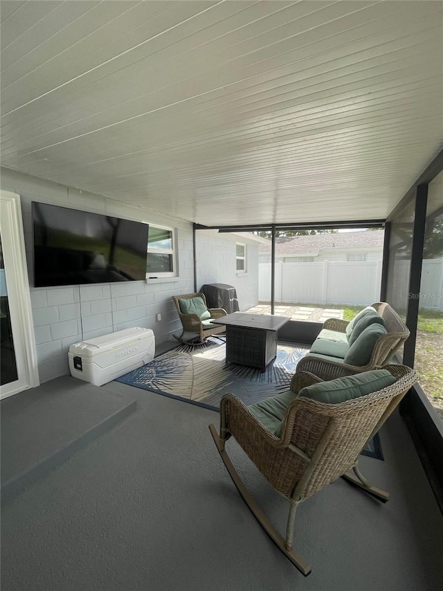 9153 86th Ave, Seminole, FL 33777 - sunroom featuring an outdoor hangout area
