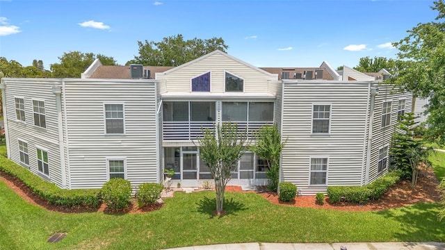 3900 Southpointe Dr Unit 127, Orlando, FL 32822 - rear view of house featuring a sunroom and a lawn