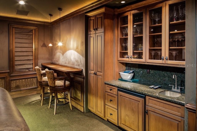 9724 Chestnut Ridge Dr, Windermere, FL 34786 - indoor wet bar with light carpet, pendant lighting, and ornamental molding