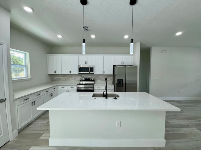 1795 W Linden Dr, Citrus Springs, FL 34434 - kitchen featuring appliances with stainless steel finishes, a sink, light wood-style floors, an island with sink, and recessed lighting