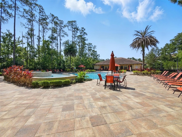 8215 Roseville Blvd, Davenport, FL 33896 - community pool with a patio area