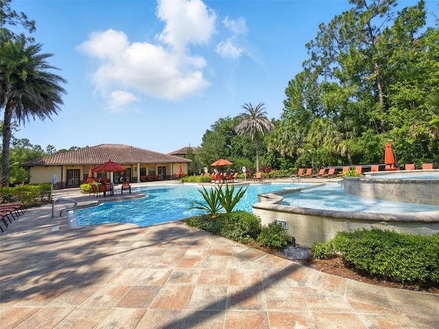 8215 Roseville Blvd, Davenport, FL 33896 - community pool featuring a patio area and a jacuzzi