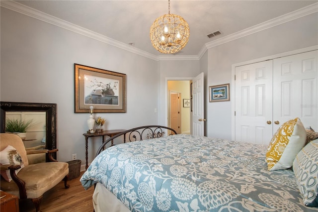 402 S Lake Victoria Cir, Deland, FL 32724 - bedroom with wood finished floors, ornamental molding, a chandelier, a closet, and baseboards