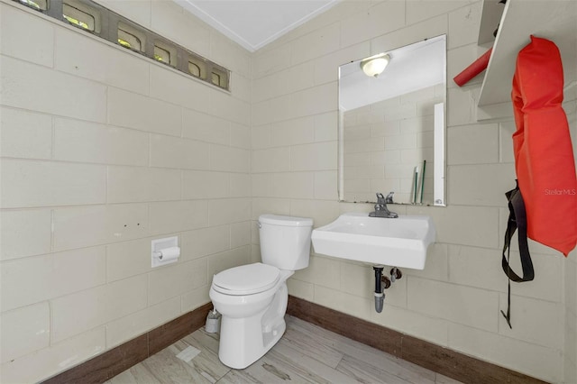 181 W Minnehaha Ave, Clermont, FL 34711 - half bathroom with toilet, a sink, and ornamental molding