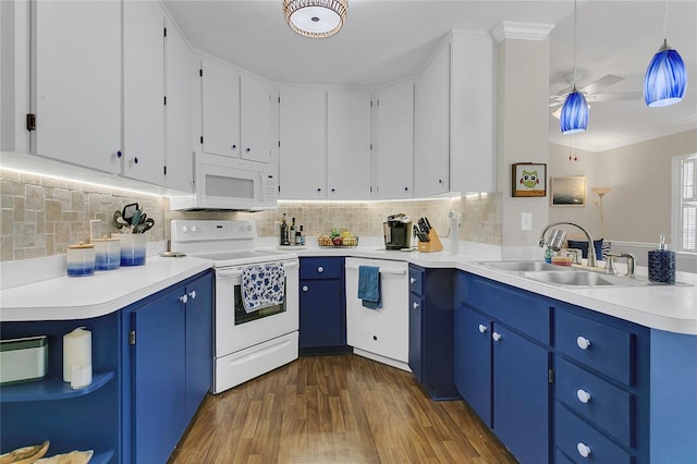 936 N Baker St, Mount Dora, FL 32757 - kitchen featuring white appliances, a sink, blue cabinetry, crown molding, and a ceiling fan