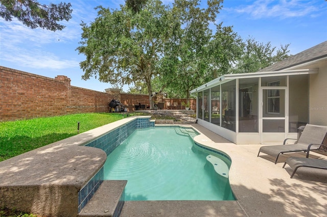714 Home Grove Dr, Winter Garden, FL 34787 - view of swimming pool with a sunroom, a fenced backyard, and a patio