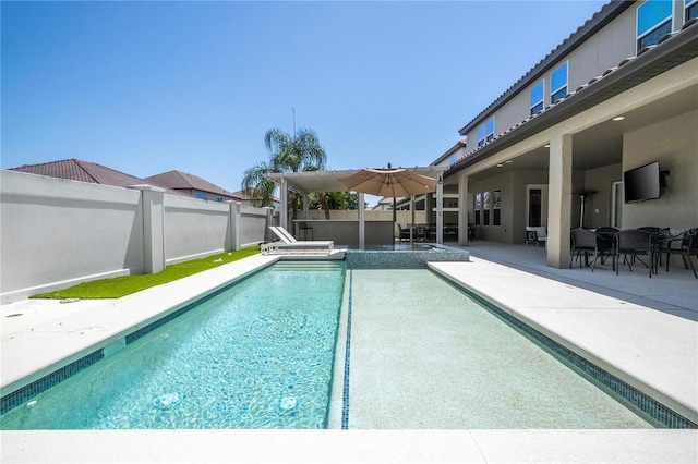 8419 Pippen Dr, Orlando, FL 32836 - view of swimming pool featuring a fenced backyard, a patio area, and a pool with connected hot tub