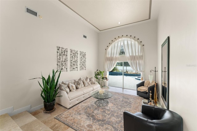 4536 N Landmark Dr, Orlando, FL 32817 - living area featuring baseboards and a high ceiling