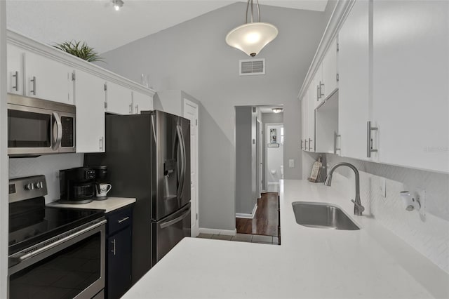 722 Ridgewood Way, Winter Springs, FL 32708 - kitchen with stainless steel appliances, a sink, light countertops, backsplash, and white cabinetry