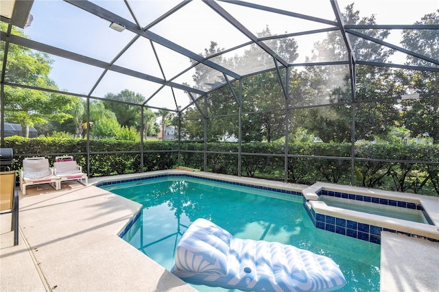 17614 Woodcrest Way, Clermont, FL 34714 - view of swimming pool featuring a pool with connected hot tub, glass enclosure, and a patio area