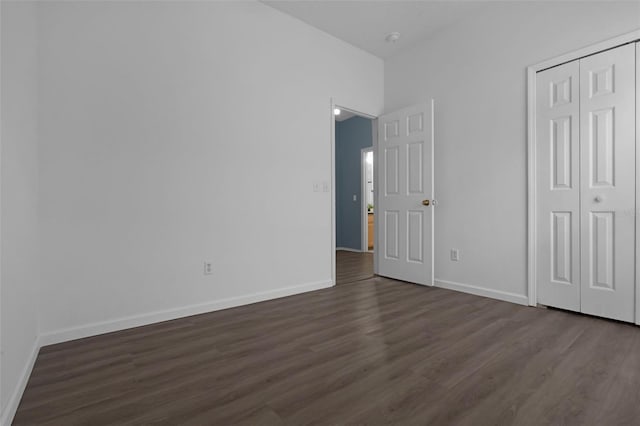 468 Jaybee Ave, Davenport, FL 33897 - unfurnished bedroom with dark wood-style floors, baseboards, and a closet