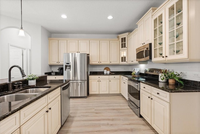 3868 Whitewood Ct, Oviedo, FL 32766 - kitchen with stainless steel appliances, a sink, cream cabinetry, decorative light fixtures, and recessed lighting