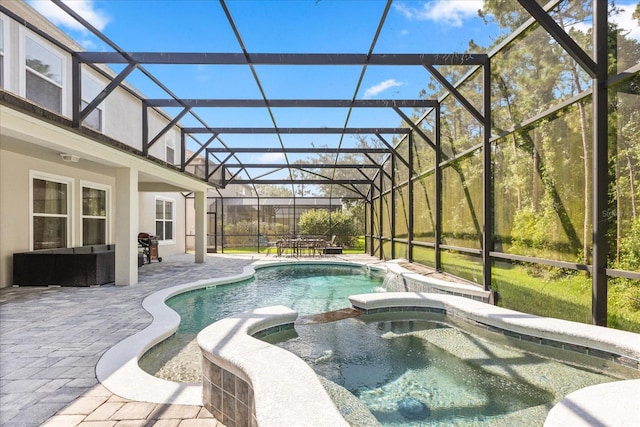 3868 Whitewood Ct, Oviedo, FL 32766 - view of swimming pool featuring a patio area, a pool with connected hot tub, and a lanai