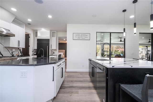 6917 Roman Ct, Clermont, FL 34714 - kitchen featuring dishwasher, a sink, light wood-type flooring, ceiling fan, and a center island with sink