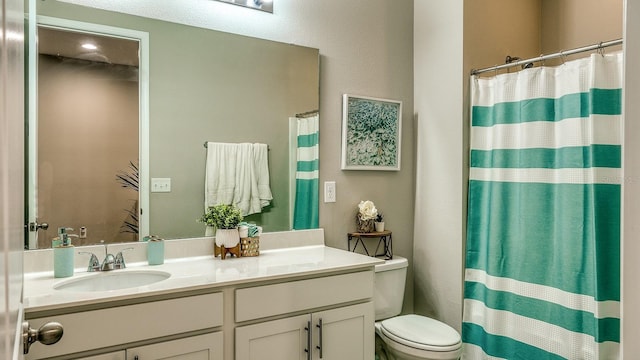 600 Buchannan Dr, Davenport, FL 33837 - bathroom with vanity, toilet, and a shower with shower curtain