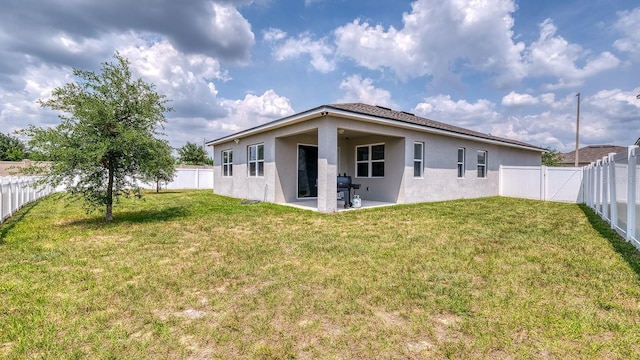 600 Buchannan Dr, Davenport, FL 33837 - back of property with stucco siding and a patio area