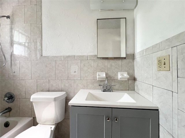 501 Las Palmas Cir Unit 676, Avon Park, FL 33825 - full bathroom with vanity, shower / tub combination, toilet, and tile walls