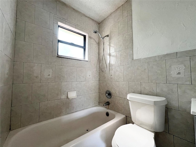 501 Las Palmas Cir Unit 676, Avon Park, FL 33825 - bathroom with toilet, bathing tub / shower combination, and tile walls