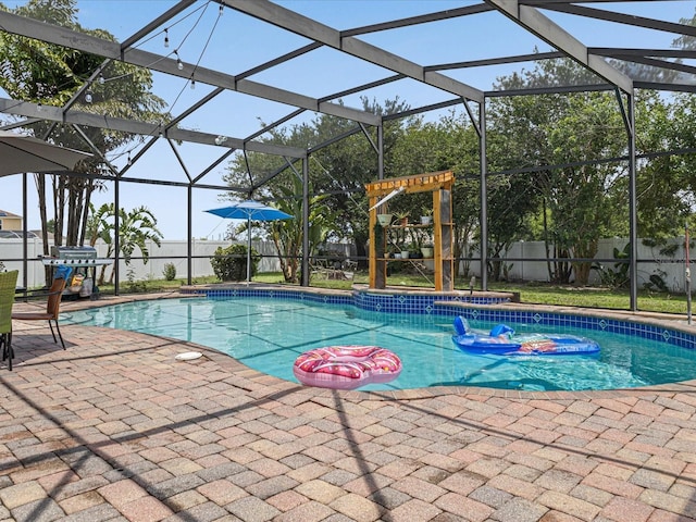 437 Bridgewater Ct, Kissimmee, FL 34758 - view of pool featuring a patio area, glass enclosure, and a hot tub