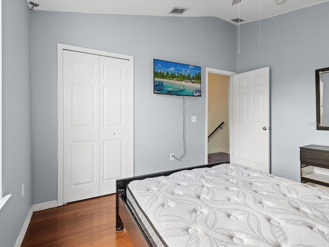437 Bridgewater Ct, Kissimmee, FL 34758 - bedroom with vaulted ceiling, wood finished floors, a closet, and baseboards