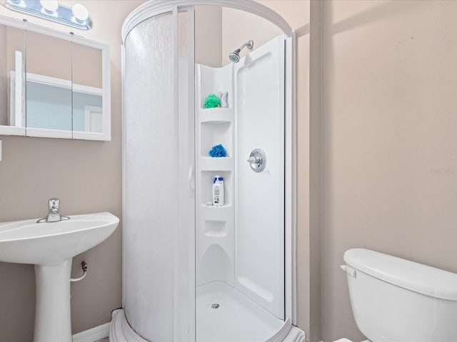 437 Bridgewater Ct, Kissimmee, FL 34758 - bathroom featuring a stall shower, toilet, and a sink