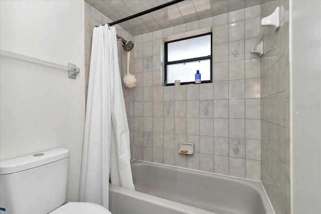 16386 SE 156th Place Rd, Weirsdale, FL 32195 - bathroom featuring shower / bath combo and toilet