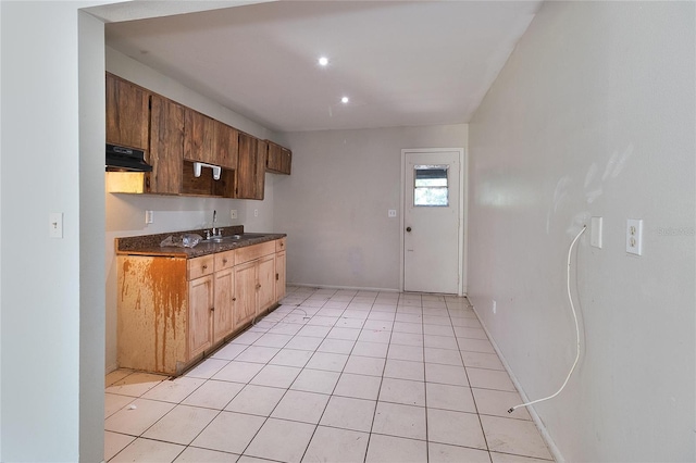 15372 George Blvd, Clearwater, FL 33760 - kitchen featuring a sink, under cabinet range hood, dark countertops, baseboards, and light tile patterned floors