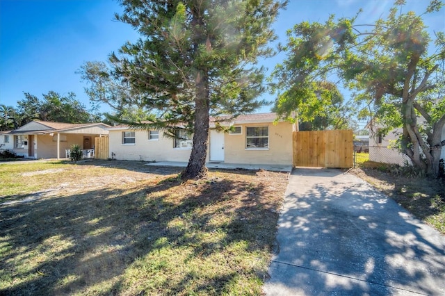 6940 82nd Ave N, Pinellas Park, FL 33781 - ranch-style home with concrete driveway