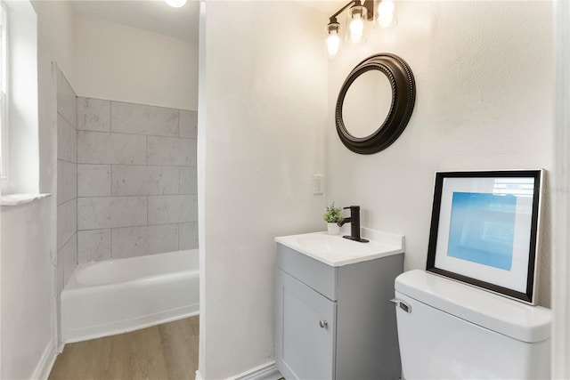 5115 W Livingston St, Orlando, FL 32811 - bathroom with wood finished floors, vanity, and bathtub / shower combination