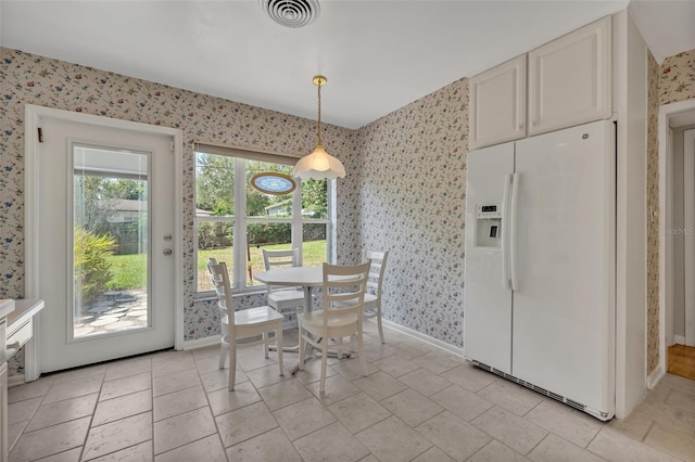 2040 Mohawk Trl, Maitland, FL 32751 - dining space with wallpapered walls and baseboards