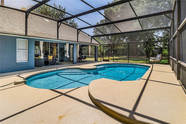 7838 Rollingridge Ct, Orlando, FL 32835 - outdoor pool with a patio and glass enclosure