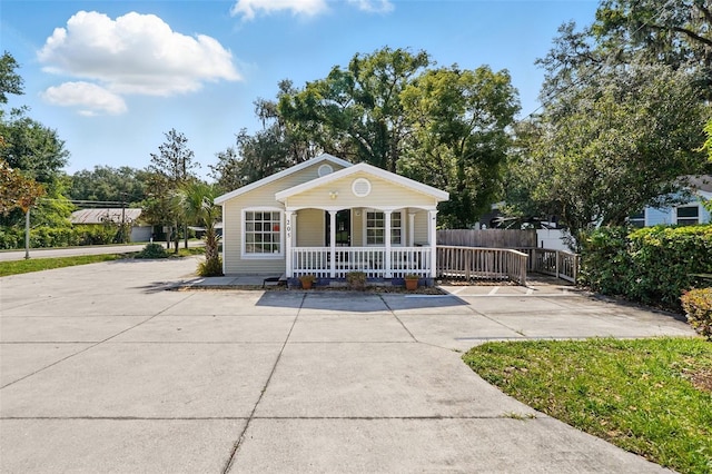 205 S Highland Ave, Apopka, FL 32703 - view of front of house featuring covered porch