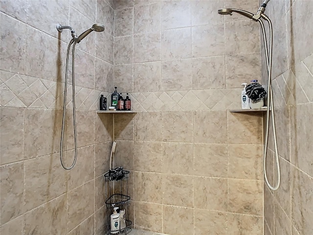 3213 Kentshire Blvd, Ocoee, FL 34761 - bathroom featuring a tile shower