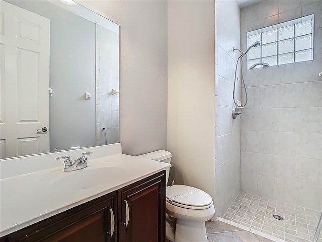 3213 Kentshire Blvd, Ocoee, FL 34761 - bathroom featuring tiled shower, vanity, toilet, and tile patterned flooring