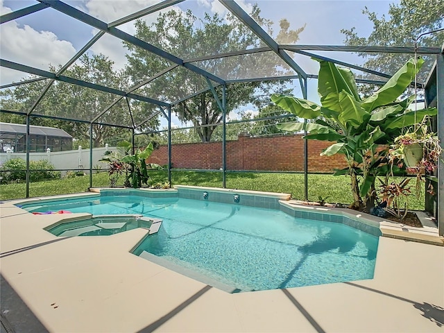 3213 Kentshire Blvd, Ocoee, FL 34761 - view of swimming pool featuring a fenced backyard, a pool with connected hot tub, and glass enclosure