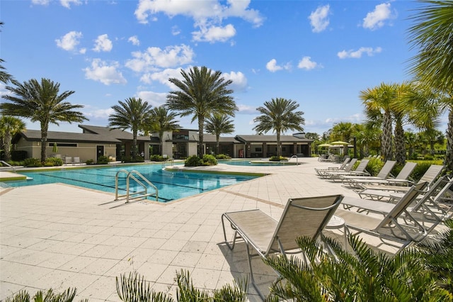 2941 Marlberry Ln, Clermont, FL 34714 - community pool with a patio