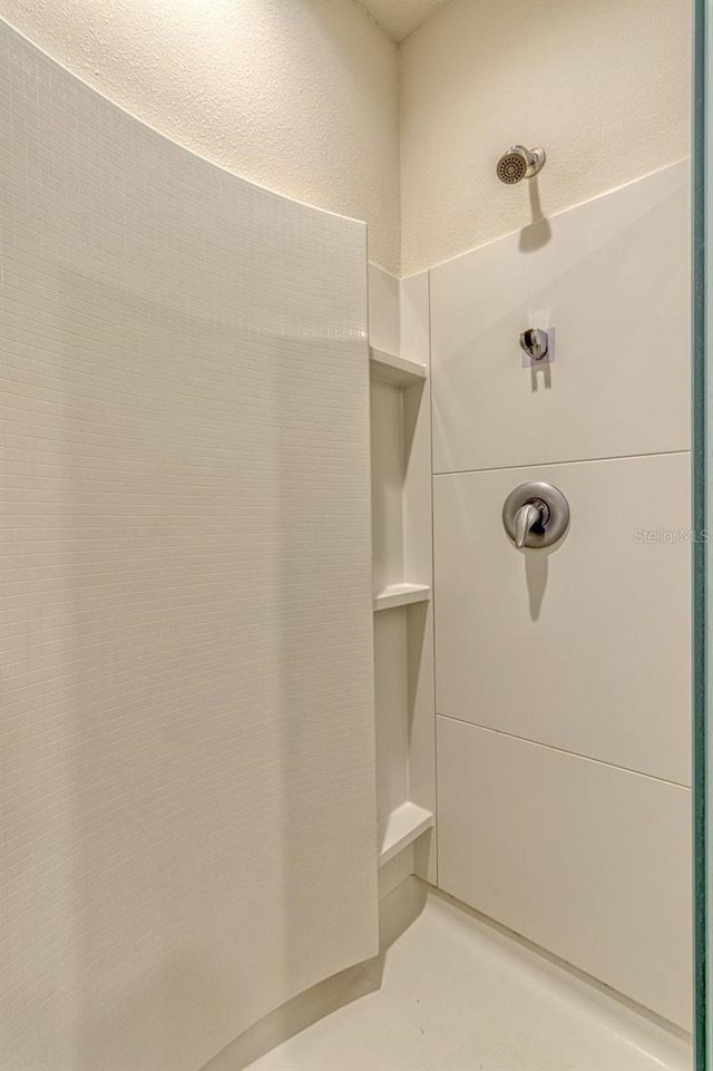 868 Brooklet Dr, Davenport, FL 33837 - bathroom featuring a shower