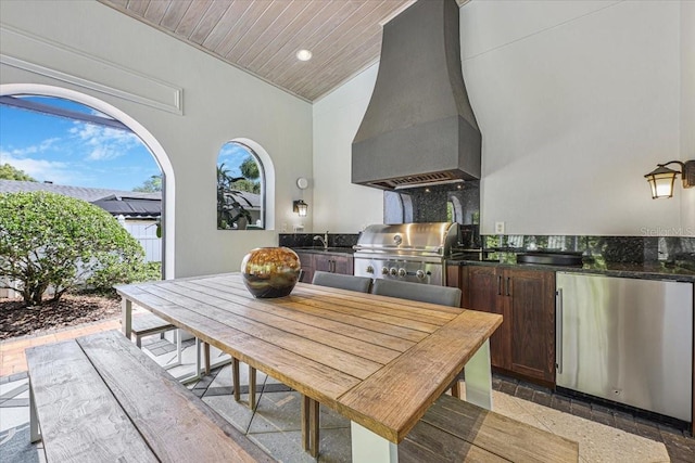 521 S Phelps Ave, Winter Park, FL 32789 - view of patio / terrace with outdoor dining area and a sink