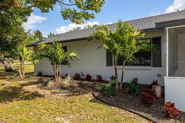 1403 Cummings Ave, Avon Park, FL 33825 - view of side of home with a shingled roof and a yard