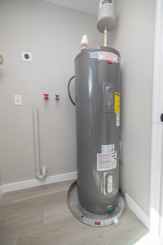 1403 Cummings Ave, Avon Park, FL 33825 - utility room featuring electric water heater