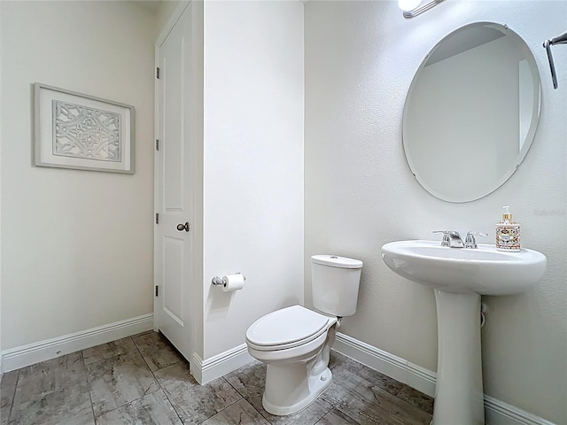 3184 Pinenut Dr, Apopka, FL 32712 - bathroom with toilet, baseboards, and a sink