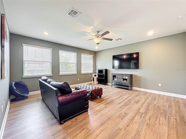 3184 Pinenut Dr, Apopka, FL 32712 - living area featuring light wood-type flooring, a ceiling fan, baseboards, and recessed lighting