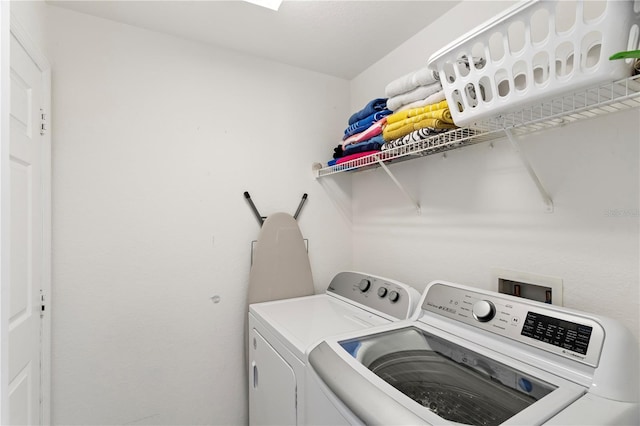 558 Cadiz Loop, Davenport, FL 33837 - laundry room with washing machine and clothes dryer