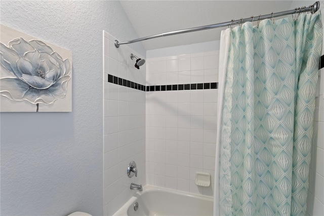 558 Cadiz Loop, Davenport, FL 33837 - full bath with shower / tub combo with curtain and a textured wall