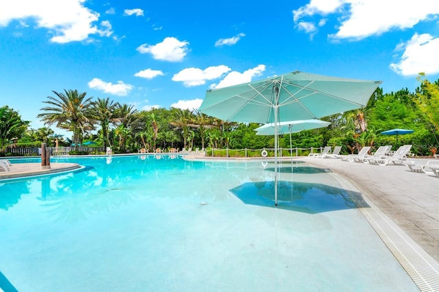 652 Benoi Dr, Davenport, FL 33896 - community pool with a patio area