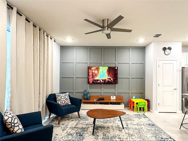 271 Jetty Way, Davenport, FL 33897 - living area with a decorative wall and a ceiling fan