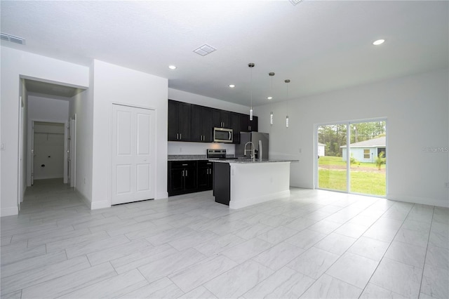 9825 N Swanee Ter, Dunnellon, FL 34433 - kitchen featuring stainless steel appliances, open floor plan, recessed lighting, an island with sink, and baseboards