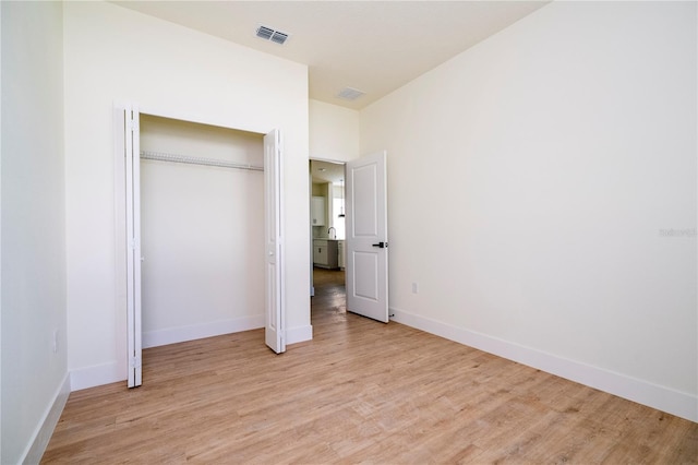25 W 7th St, Apopka, FL 32703 - unfurnished bedroom featuring light wood-style flooring, baseboards, and a closet