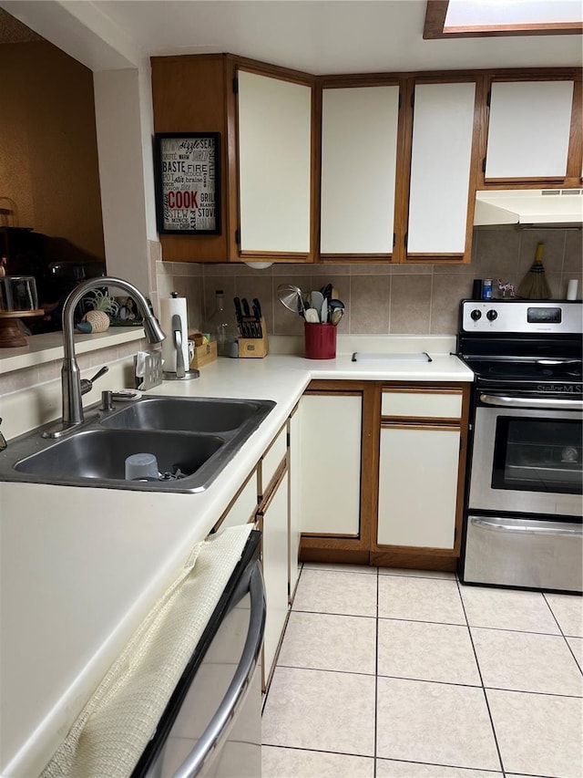 707 Carpenters Way Unit 50, Lakeland, FL 33809 - kitchen featuring stainless steel range with electric cooktop, a sink, under cabinet range hood, light countertops, and dishwashing machine